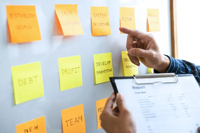 Brainstorming mit Haftnotizen an einer Glaswand