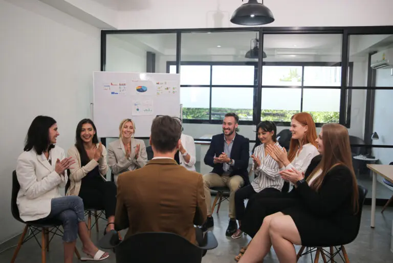 Präsentation vor einem Team in einem Meeting
